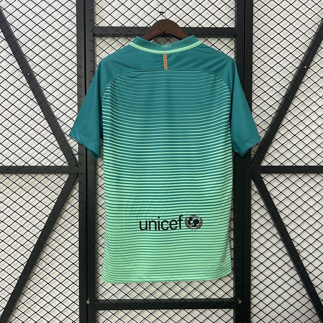 FC Barcelona 2016-17
Third Retro Jersey